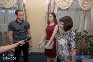 Кам’янський міський голова привітав випускницю Ірину Ярову з рекордним балом на тестах ЗНО